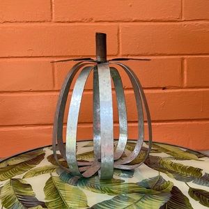 Metal frame decor pumpkin
